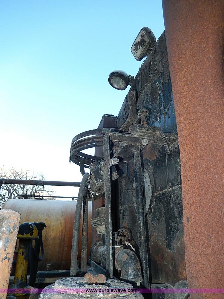 image for item I9476 1969 Mack R600 oil distributor truck