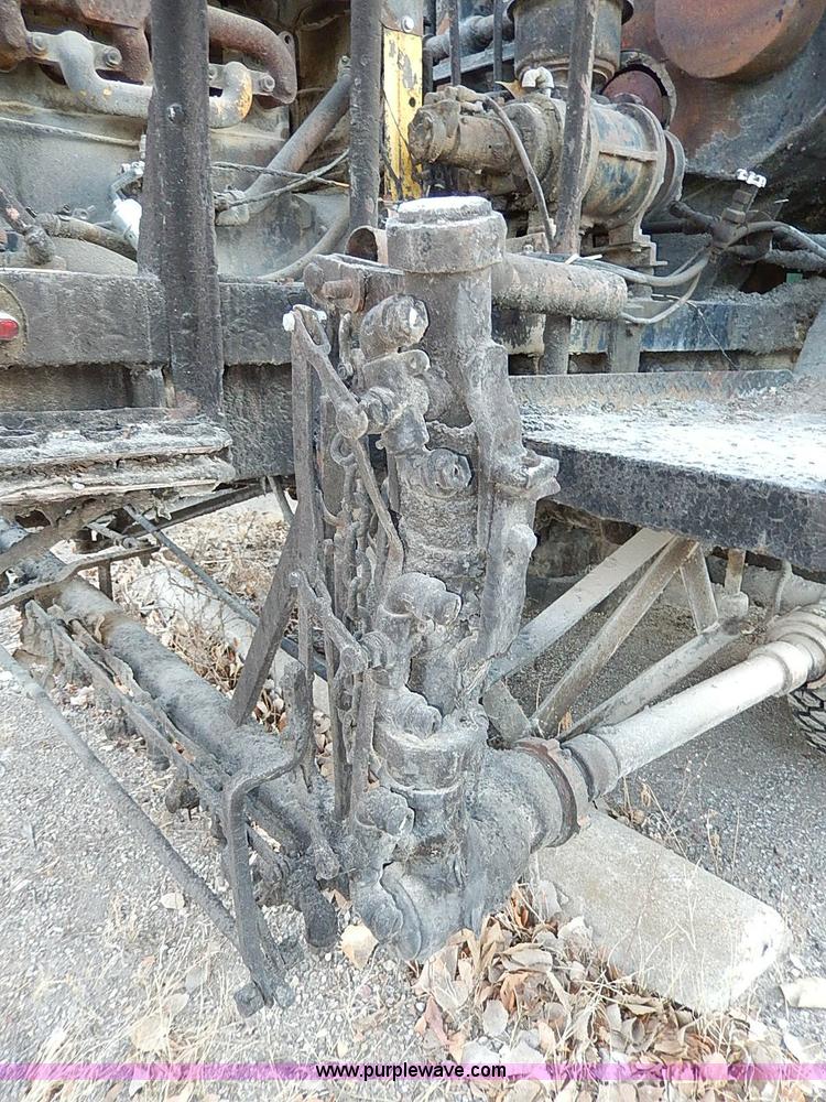 image for item I9476 1969 Mack R600 oil distributor truck