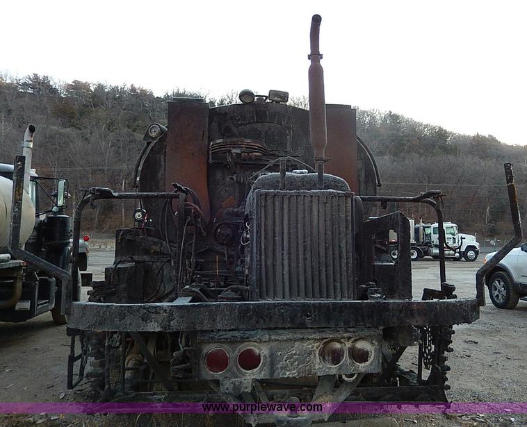 image for item I9476 1969 Mack R600 oil distributor truck