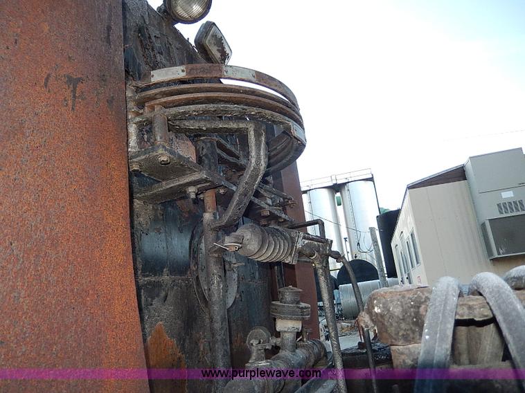 image for item I9476 1969 Mack R600 oil distributor truck