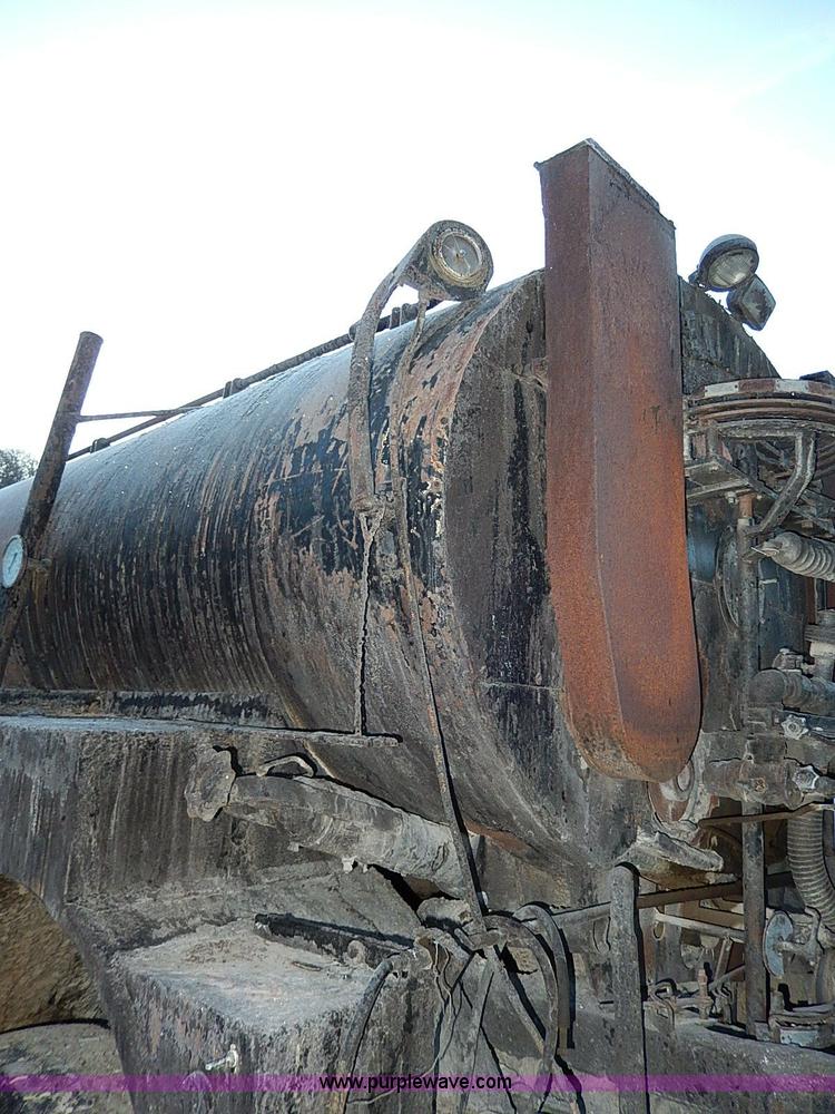 image for item I9476 1969 Mack R600 oil distributor truck