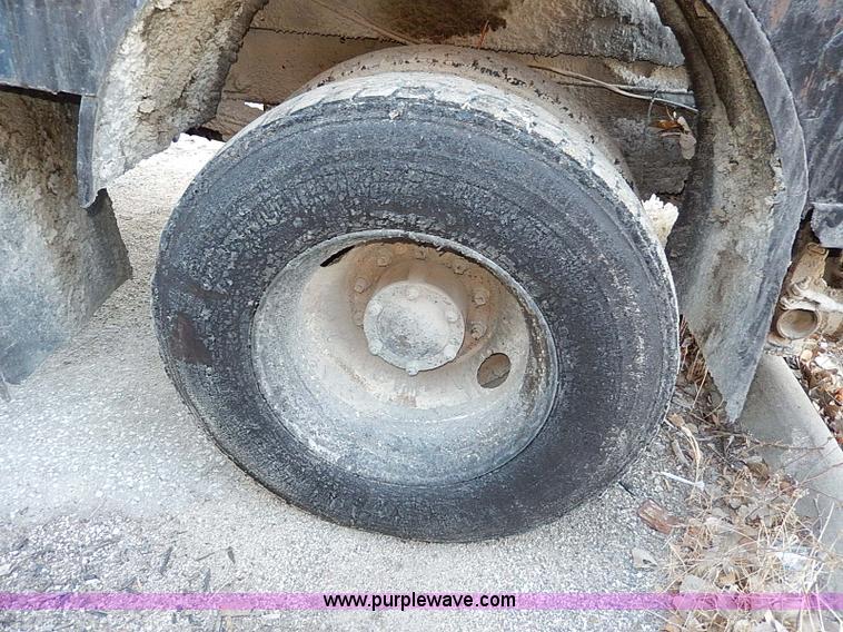 image for item I9476 1969 Mack R600 oil distributor truck