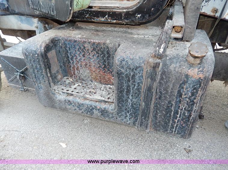 image for item I9476 1969 Mack R600 oil distributor truck