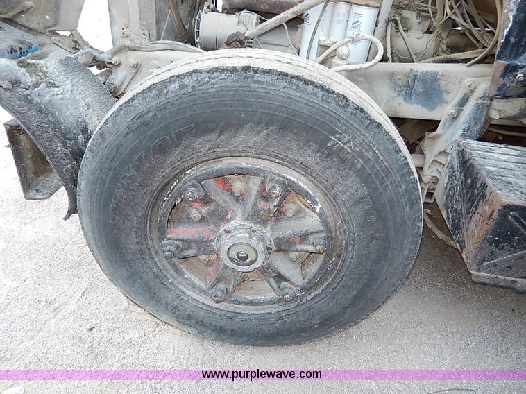 image for item I9476 1969 Mack R600 oil distributor truck