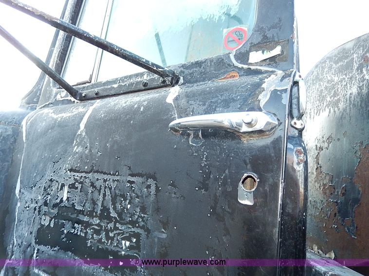 image for item I9476 1969 Mack R600 oil distributor truck