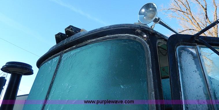 image for item I9476 1969 Mack R600 oil distributor truck