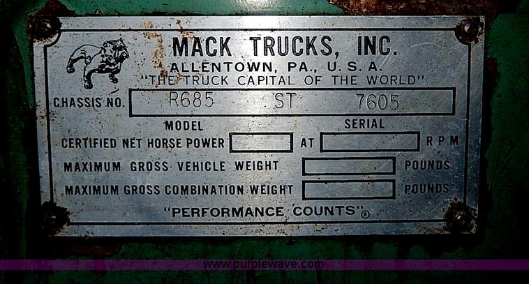 image for item I9476 1969 Mack R600 oil distributor truck
