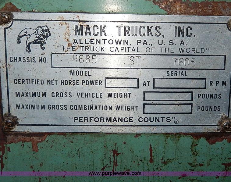 image for item I9476 1969 Mack R600 oil distributor truck