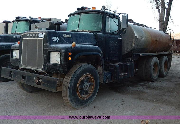 image for item I9477 1969 Mack R600 water truck
