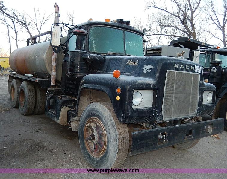 image for item I9477 1969 Mack R600 water truck