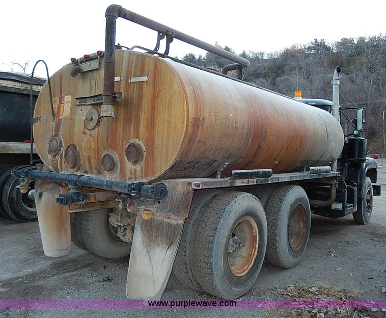 image for item I9477 1969 Mack R600 water truck