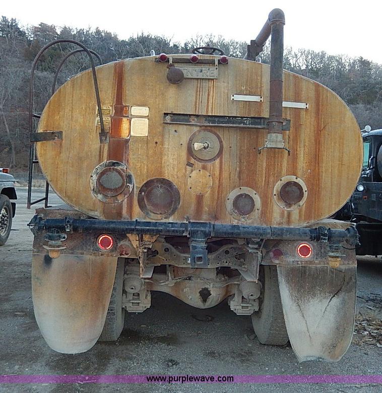 image for item I9477 1969 Mack R600 water truck