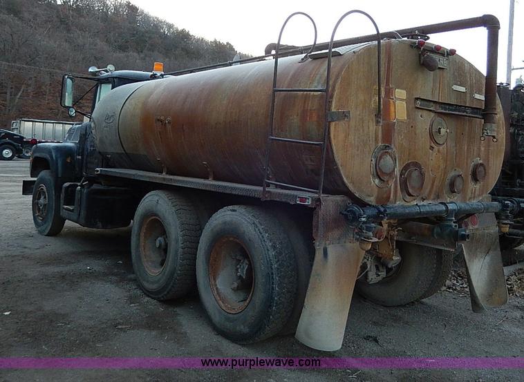 image for item I9477 1969 Mack R600 water truck