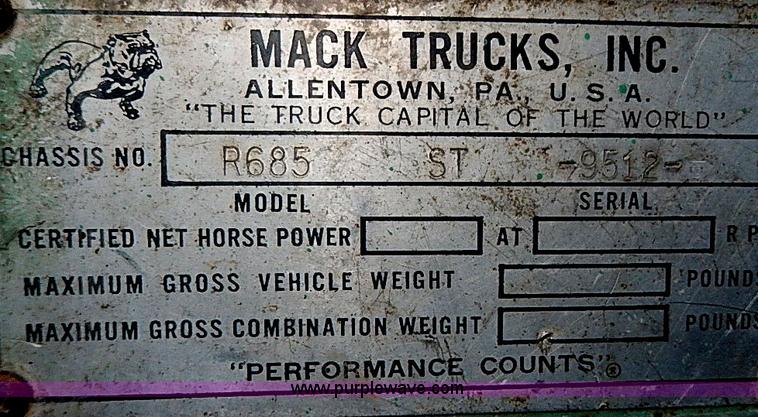 image for item I9477 1969 Mack R600 water truck