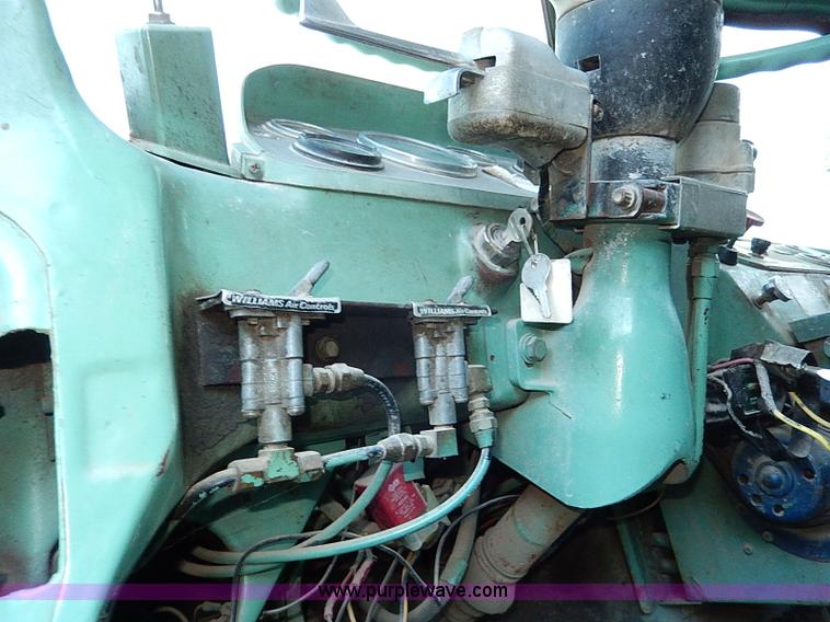 image for item I9477 1969 Mack R600 water truck