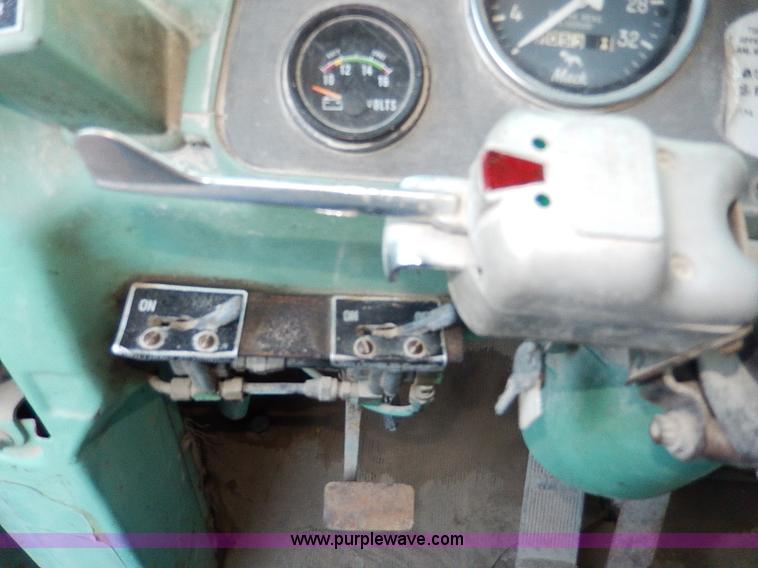 image for item I9477 1969 Mack R600 water truck