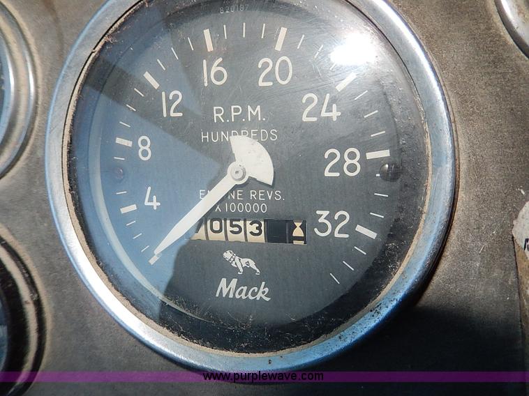 image for item I9477 1969 Mack R600 water truck