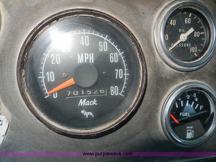 image for item I9477 1969 Mack R600 water truck