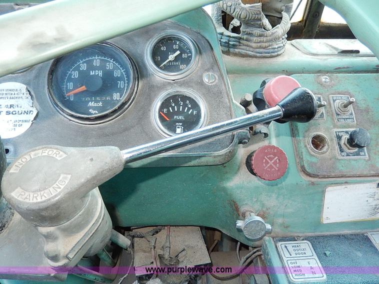 image for item I9477 1969 Mack R600 water truck