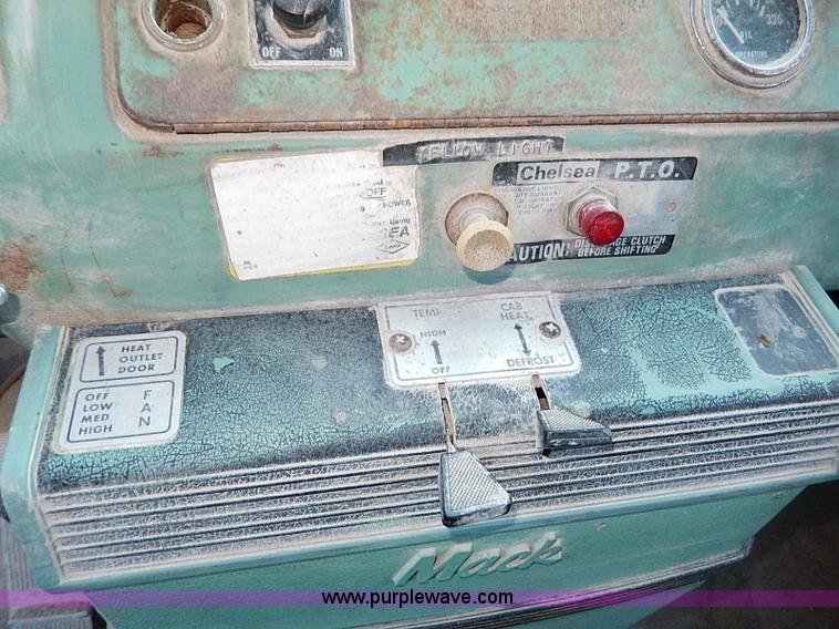 image for item I9477 1969 Mack R600 water truck