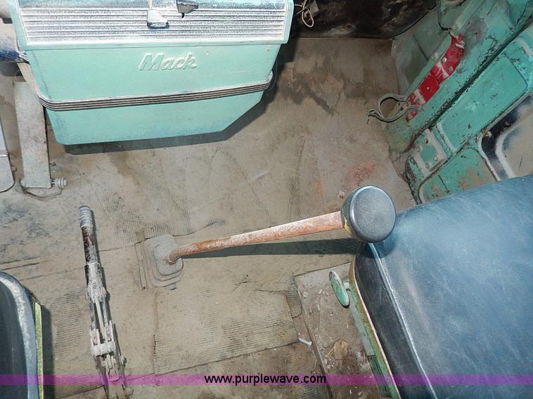 image for item I9477 1969 Mack R600 water truck