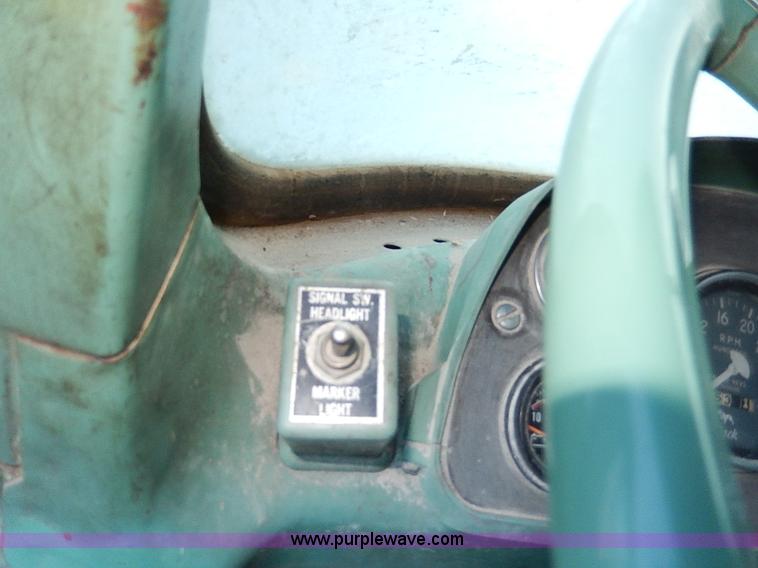 image for item I9477 1969 Mack R600 water truck