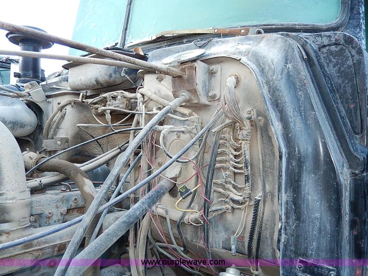 image for item I9477 1969 Mack R600 water truck