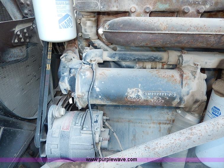 image for item I9477 1969 Mack R600 water truck