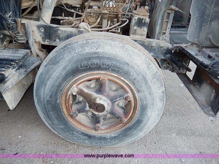 image for item I9477 1969 Mack R600 water truck