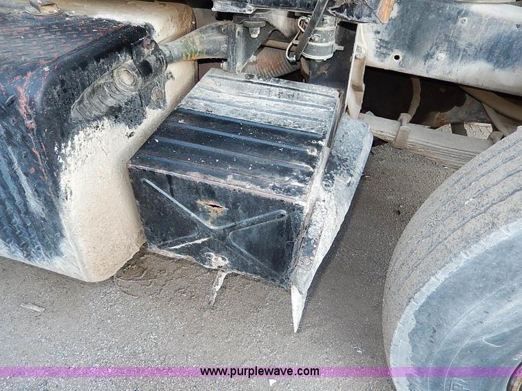 image for item I9477 1969 Mack R600 water truck