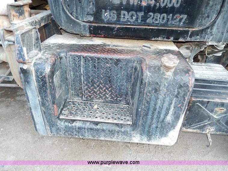 image for item I9477 1969 Mack R600 water truck