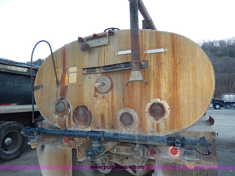 image for item I9477 1969 Mack R600 water truck