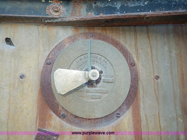 image for item I9477 1969 Mack R600 water truck