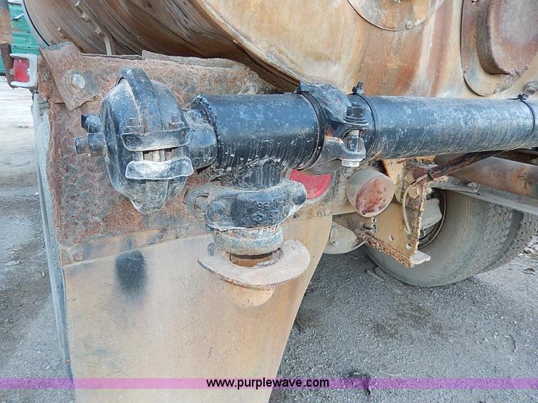 image for item I9477 1969 Mack R600 water truck