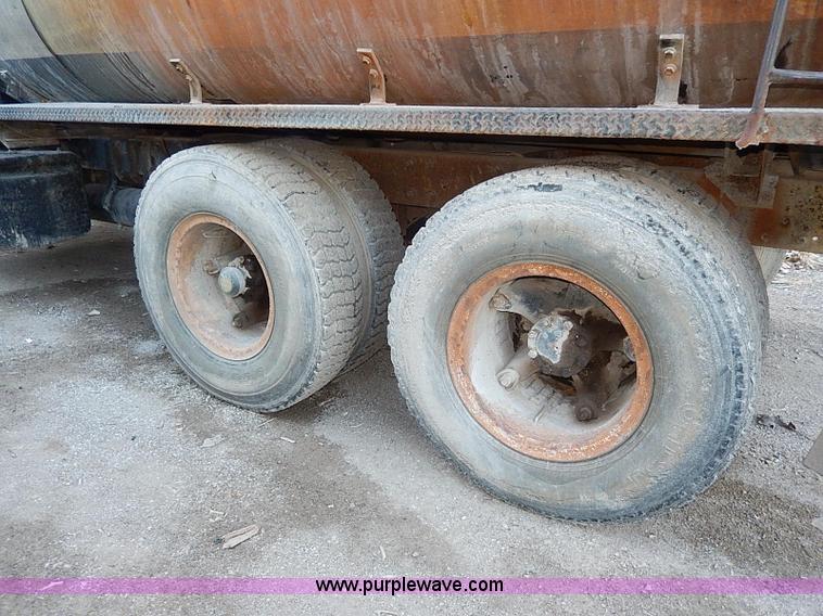 image for item I9477 1969 Mack R600 water truck