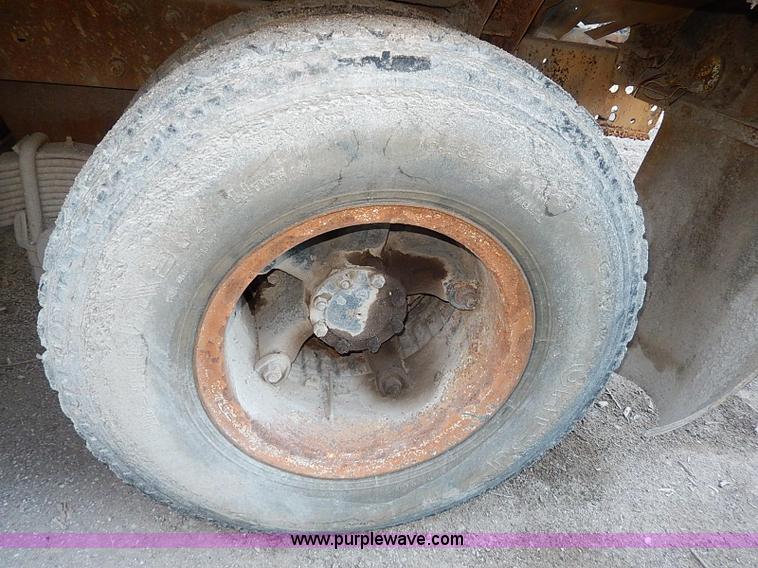 image for item I9477 1969 Mack R600 water truck