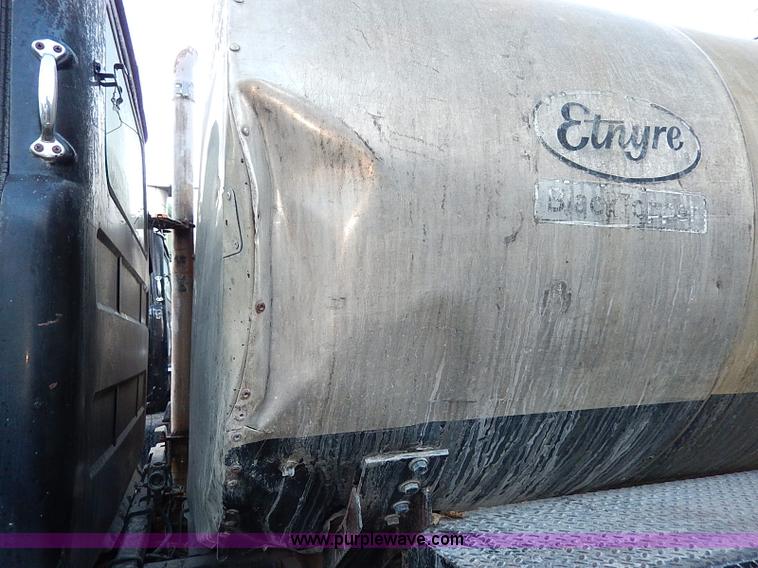 image for item I9477 1969 Mack R600 water truck