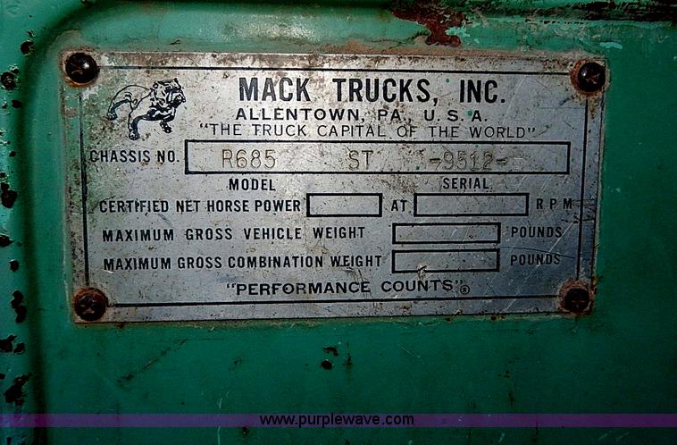 image for item I9477 1969 Mack R600 water truck