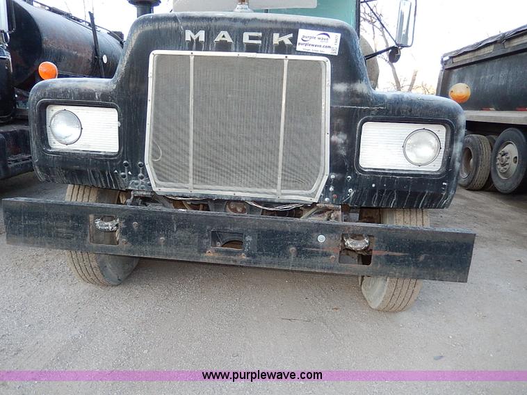 image for item I9477 1969 Mack R600 water truck