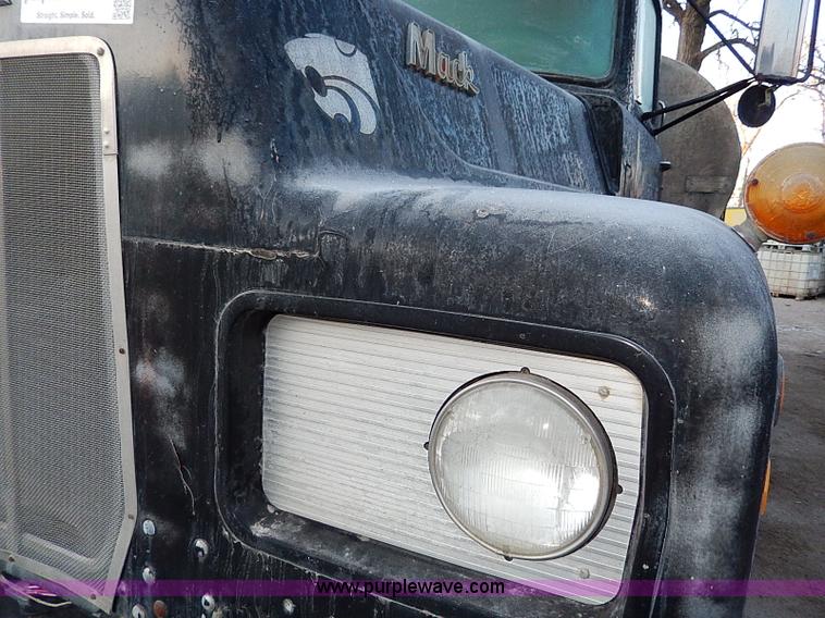 image for item I9477 1969 Mack R600 water truck