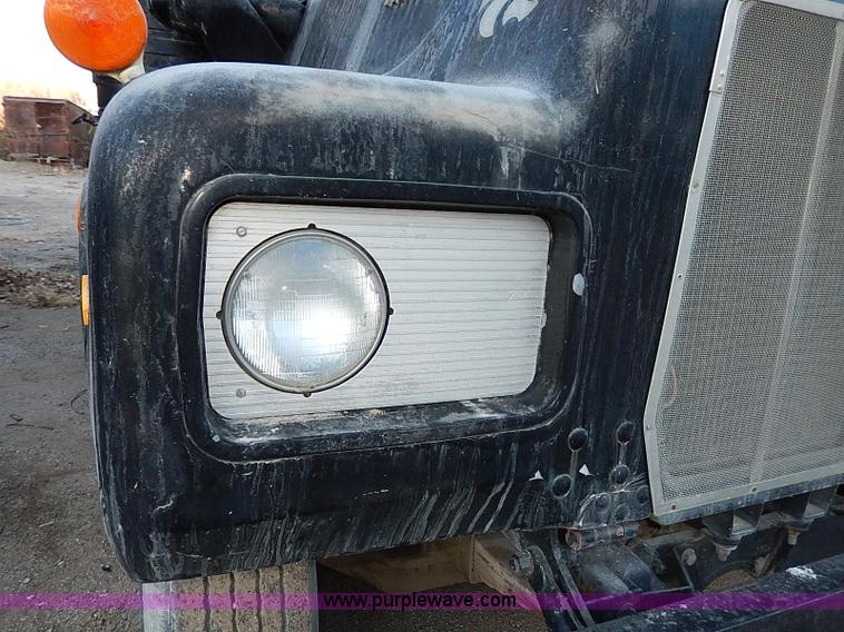 image for item I9477 1969 Mack R600 water truck