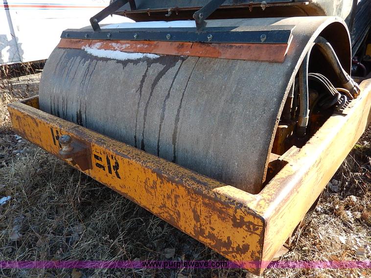 image for item I9482 1977 Hyster C615B vibratory smooth drum roller