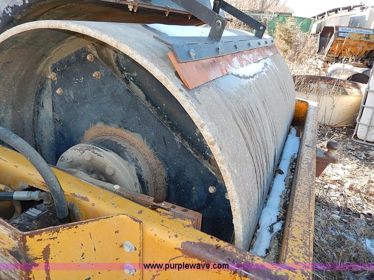image for item I9482 1977 Hyster C615B vibratory smooth drum roller