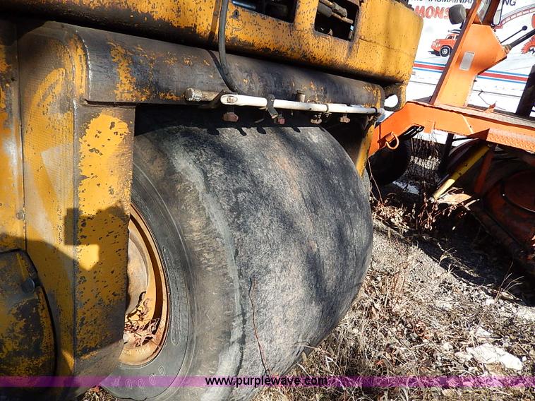image for item I9482 1977 Hyster C615B vibratory smooth drum roller