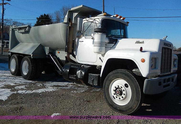 image for item I9485 1988 Mack R690ST dump truck
