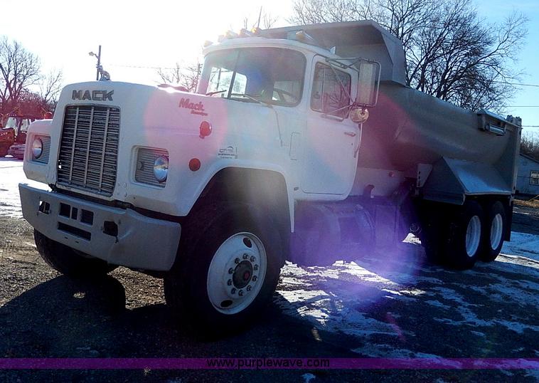 image for item I9485 1988 Mack R690ST dump truck