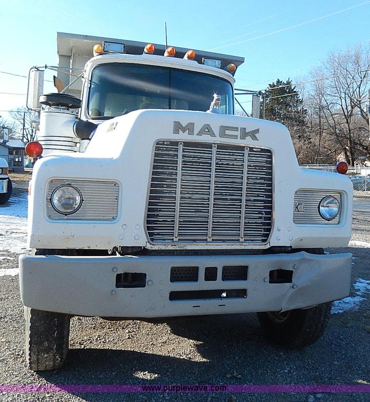image for item I9485 1988 Mack R690ST dump truck