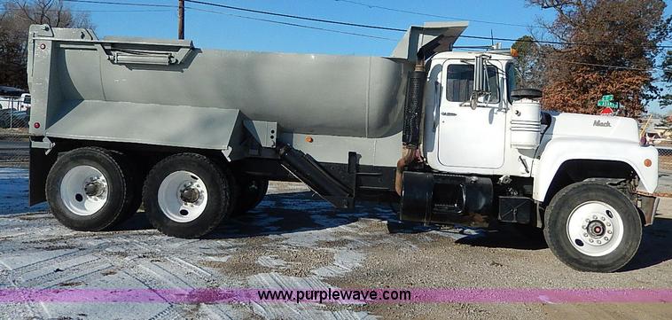 image for item I9485 1988 Mack R690ST dump truck