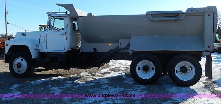 image for item I9485 1988 Mack R690ST dump truck