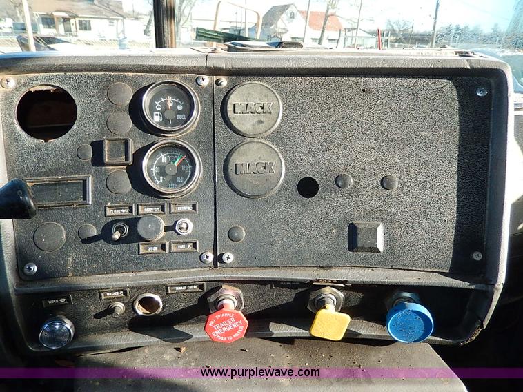 image for item I9485 1988 Mack R690ST dump truck